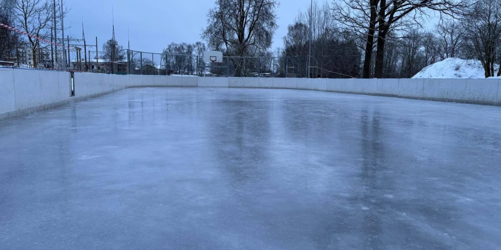 Slidotava ir sagatavota gan slidošanai, gan hokejam.