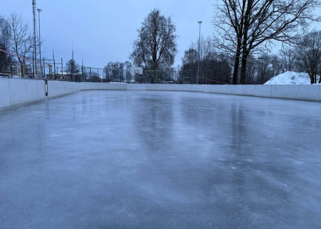 Ķekavā pie vidusskolas darbojas āra slidotava