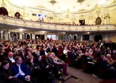 Театры в Латвии считают каждый евро: обсуждают и рост цен на билеты, и сокращение постановок 