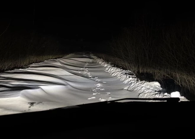 Из-за сильного снегопада и метели автодороги Латвии оказались заблокированы