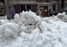 Засыпанный снегом тротуар у магазина: рижанин пожаловался - самоуправление нашло ответственного