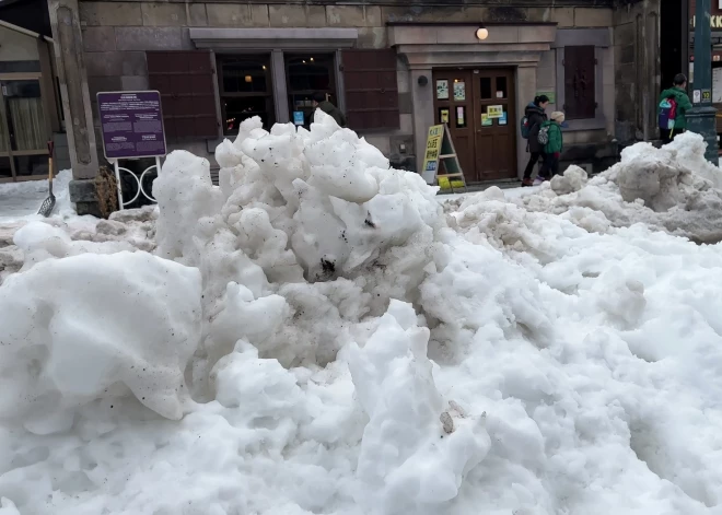 Засыпанный снегом тротуар у магазина: рижанин пожаловался - самоуправление нашло ответственного