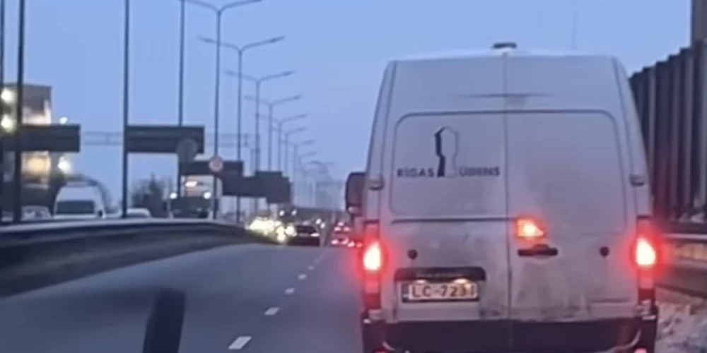 Rīgas Ūdens busiņam uz Dienvidu tilta nokrīt divas riepas. 