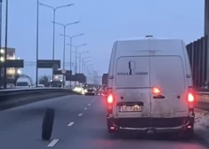 VIDEO: "Rīgas Ūdens" busiņam uz Dienvidu tilta nokrīt divas riepas – par laimi bez cietušajiem