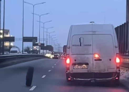 Rīgas Ūdens busiņam uz Dienvidu tilta nokrīt divas riepas. 