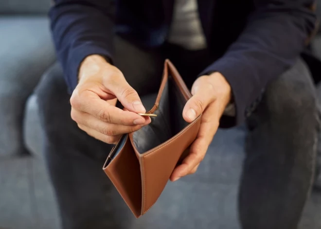 Жители Латвии теряют деньги незаметно - и вот как именно