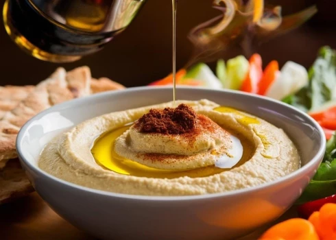 Хумус содержит клетчатку и растительный белок, но также может быть очень калорийным из-за оливкового масла и тахини.