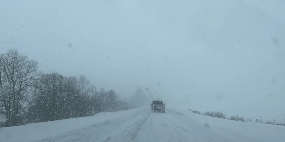 Sestdienas pusdienlaikā uz valsts galvenajiem autoceļiem joprojām saglabājas apgrūtināti braukšanas apstākļi. 