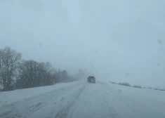 Sestdienas pusdienlaikā uz valsts galvenajiem autoceļiem joprojām saglabājas apgrūtināti braukšanas apstākļi