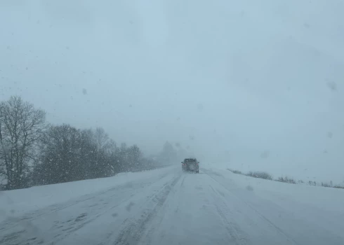 Sestdienas pusdienlaikā uz valsts galvenajiem autoceļiem joprojām saglabājas apgrūtināti braukšanas apstākļi. 