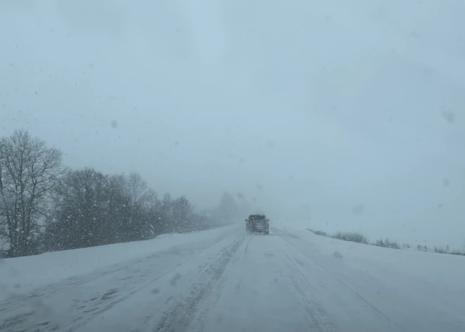 Sestdienas pusdienlaikā uz valsts galvenajiem autoceļiem joprojām saglabājas apgrūtināti braukšanas apstākļi