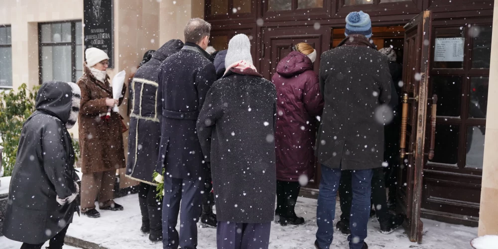 Rīgas krematorijas lielajā zālē sestdien, 10. janvārī, plkst. 10 notika atvadīšanās no rakstnieces Noras Ikstenas. 