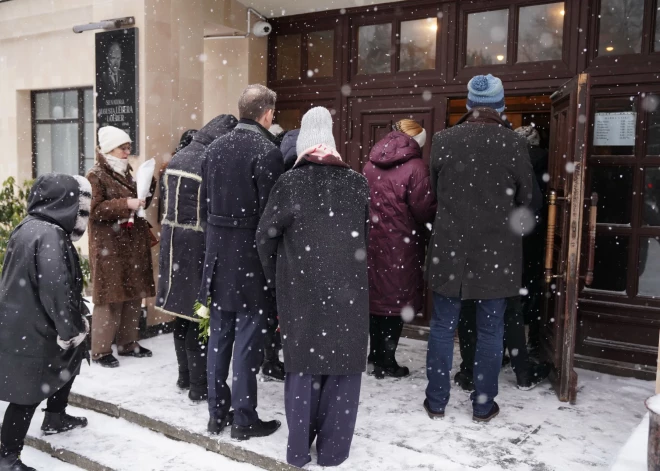 Rīgas krematorijas lielajā zālē sestdien, 10. janvārī, plkst. 10 notika atvadīšanās no rakstnieces Noras Ikstenas. 