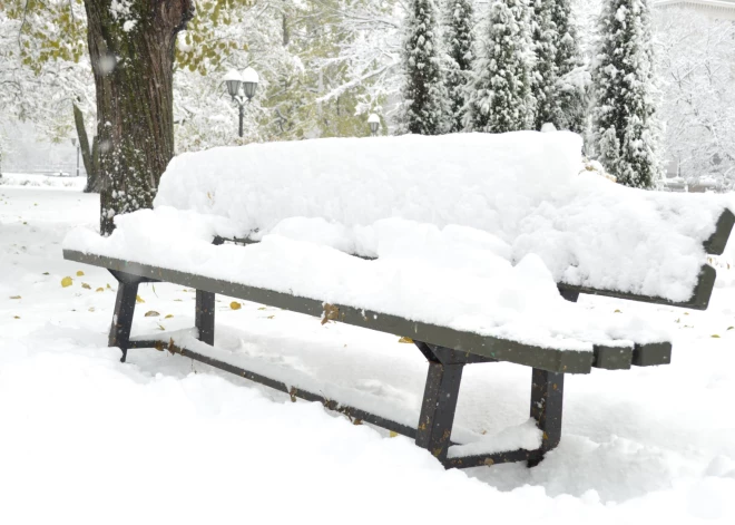 В воскресенье в Латвии продолжится снегопад: местами прибавится до 7 см снега