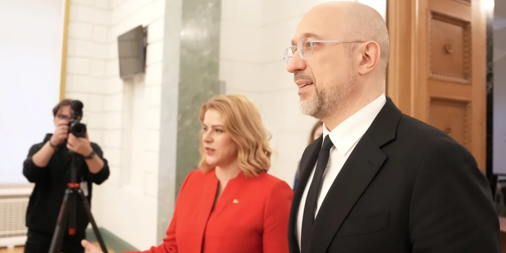 Премьер-министр Латвии Эвика Силиня и министр обороны Украины Денис Шмыгаль во время встречи в Кабинете министров Латвии.