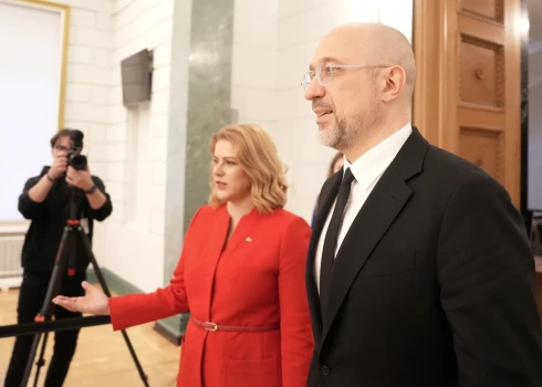 Премьер-министр Латвии Эвика Силиня и министр обороны Украины Денис Шмыгаль во время встречи в Кабинете министров Латвии.