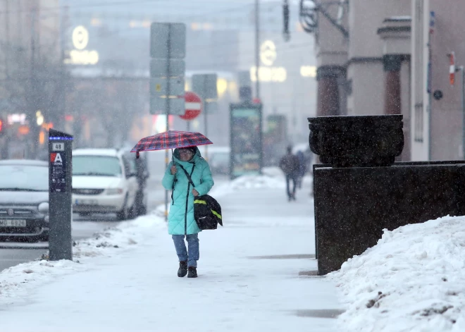 Svētdien daudzviet Latvijā turpināsies snigšana