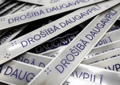 Темнота убивает: в Даугавпилсе бесплатно раздают отражатели для пешеходов