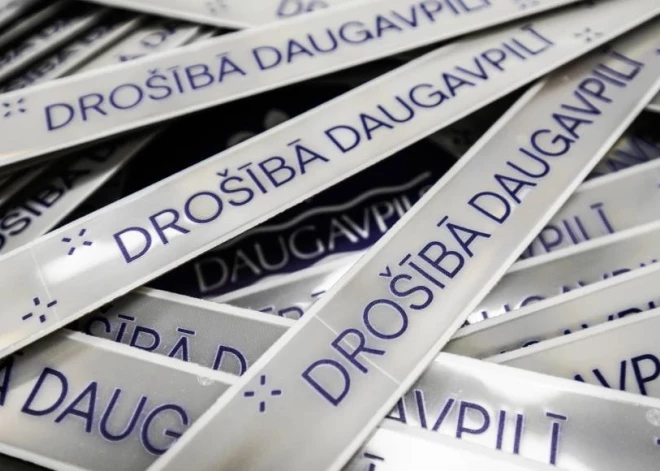 Темнота убивает: в Даугавпилсе бесплатно раздают отражатели для пешеходов