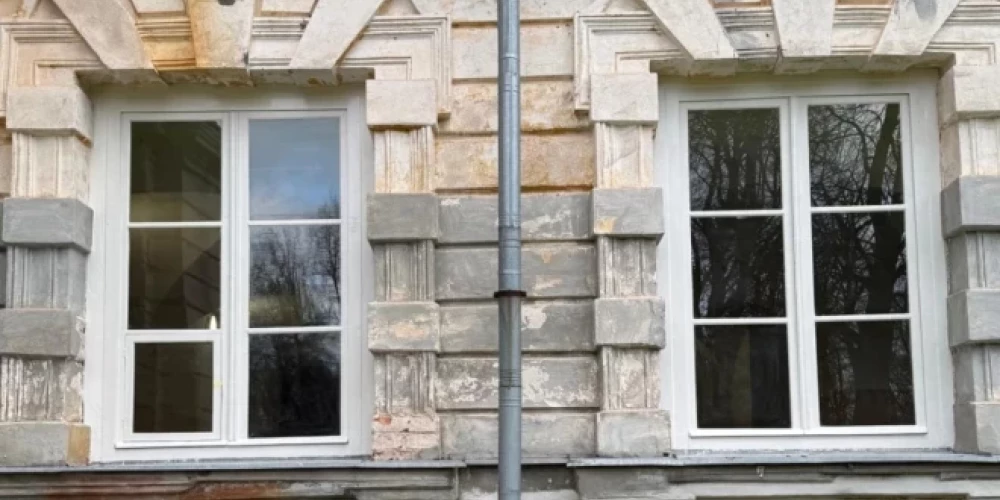 Ar Valsts kultūrkapitāla fonda atbalstu 2025. gadā pabeigta Zaļenieku muižas pils ēdamzāles divu vēsturisko koka logu restaurācija.