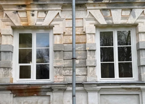 Ar Valsts kultūrkapitāla fonda atbalstu 2025. gadā pabeigta Zaļenieku muižas pils ēdamzāles divu vēsturisko koka logu restaurācija.