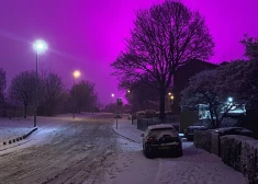 Debesis Birmingemā iekrāsojušās sirreālā tonī. "Jūtos kā seriālā "Stranger Things"!". VIDEO