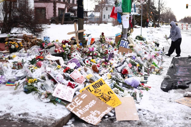 Vietā, kur dzīvību zaudēja Renē atstāti ziedi.