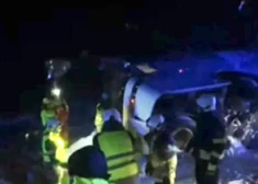 Igaunijā slikto laikapstākļu dēļ avarējis Kipras vīriešu handbola izlases autobuss. VIDEO