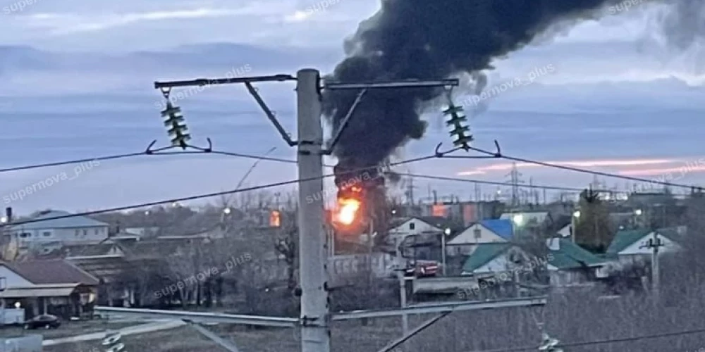 Ukrainas Aizsardzības spēku vienības triecienā skāra Žutovas naftas noliktavu Volgogradas apgabalā.