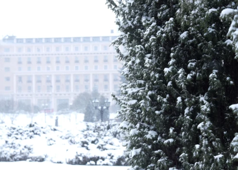 Svētdien daudzviet Latvijā turpināsies snigšana.