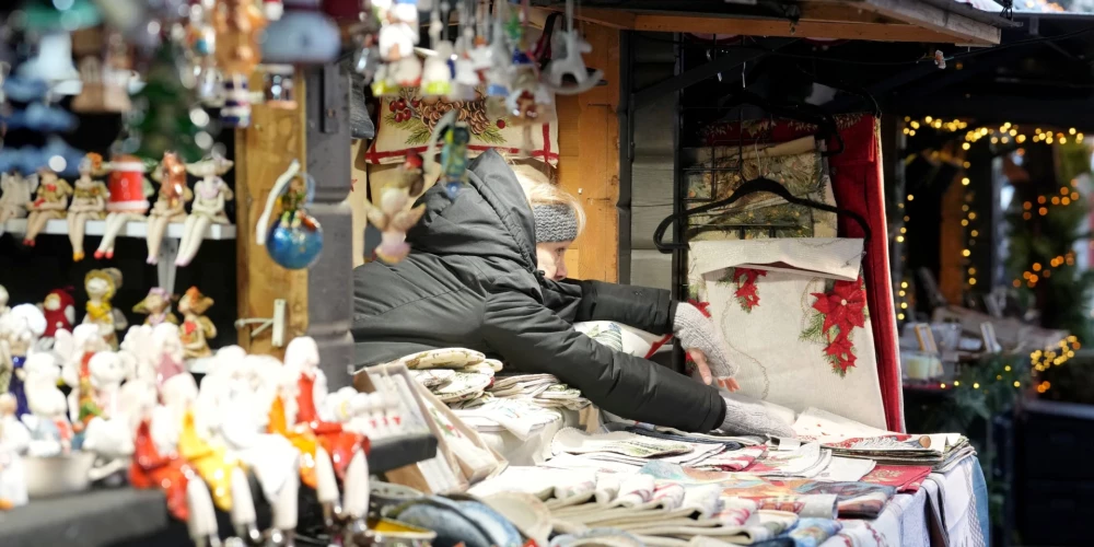 Visu gadu konfidences rādītāji pozitīvajā teritorijā saglabājās vien pakalpojumu un mazumtirdzniecības nozarē.