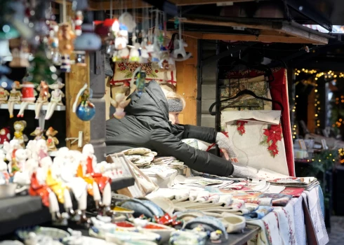 Visu gadu konfidences rādītāji pozitīvajā teritorijā saglabājās vien pakalpojumu un mazumtirdzniecības nozarē.