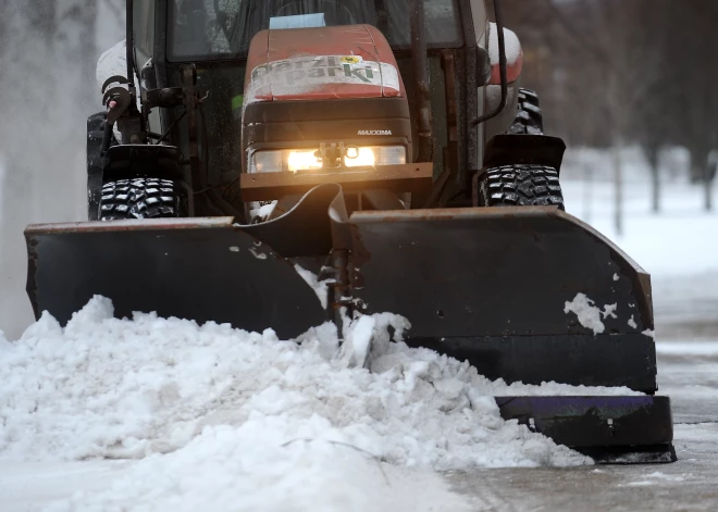 Svētdien sniegs un apledojums apgrūtina braukšanu visā Latvijā
