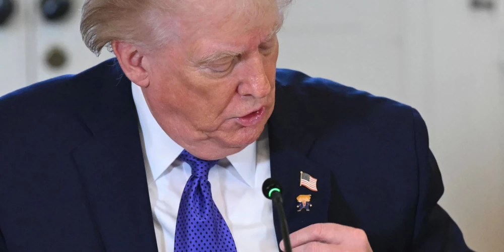 ASV prezidents Donalds Tramps prezentē savu jauno piespraudi.