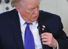 Modes akcents vai narcisisms? Trampa jaunā piespraude uzkurina soctīklus