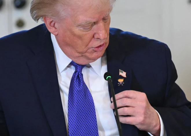 Modes akcents vai narcisisms? Trampa jaunā piespraude uzkurina soctīklus