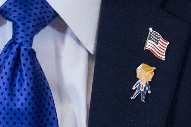 Tramps pie žaketes piesprauž pats sevi.