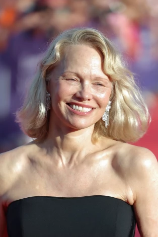 Памела Андерсон на церемонии открытия и вручении премии Deauville Talent Award 5 сентября 2025 года.