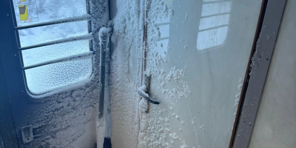Дверь внутри вагона, покрытую толстым слоем инея и льда.