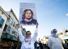 FOTO: ASV tūkstošiem protestē pret Imigrācijas policiju saistībā ar 37 gadus vecas sievietes nošaušanu 