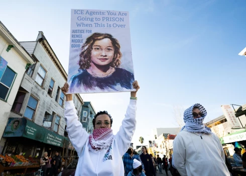 Tūkstoši protestē pret Imigrācijas policiju.