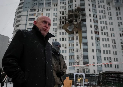 Lielbritānijas aizsardzības ministrs atklāti nosauc Putinu par kara noziegumu simbolu.