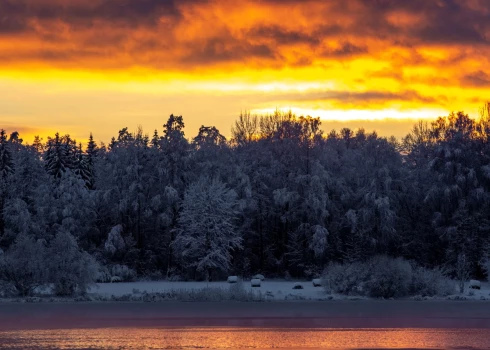 Tuvākajā laikā daudzviet turpināsies snigšana.
