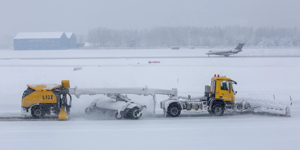 Starptautiskajā lidostā "Rīga" notiek skrejceļu attīrīšana no sniega.