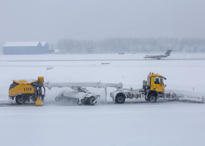 Rīgas lidosta sniegputenī strādājusi bez būtiskiem traucējumiem