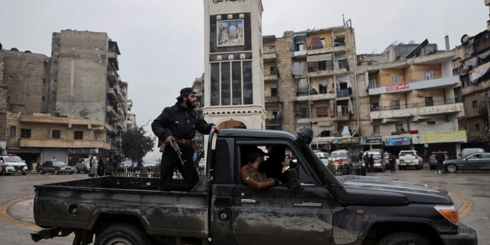 Sīrijas armija Alepo aizturējusi 300 kurdus, evakuējusi 400 kaujiniekus.