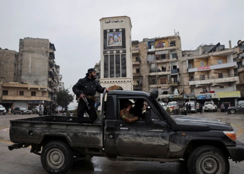 Sīrijas armija Alepo aizturējusi 300 kurdus, evakuējusi 400 kaujiniekus.