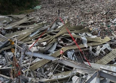 Aprakti dzīvi. Filipīnās izmisīgi tiek meklēti atkritumu poligona darbinieki