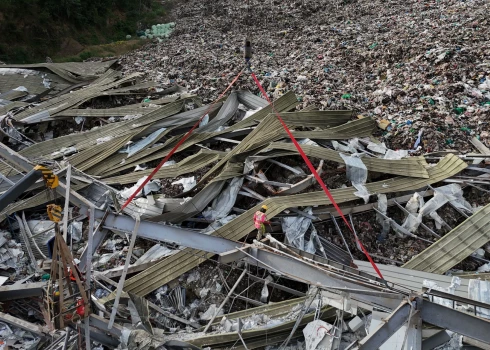  Meklēšanas darbi turpinās, lai gan tiek ziņots, ka apstākļi notikuma vietā ir nestabili. 