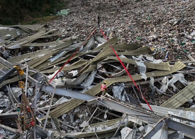 Aprakti dzīvi. Filipīnās izmisīgi tiek meklēti atkritumu poligona darbinieki
